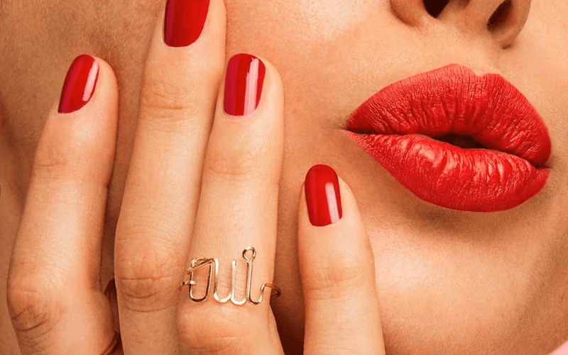 Comment enlever son vernis et prendre soin de ses ongles ?
