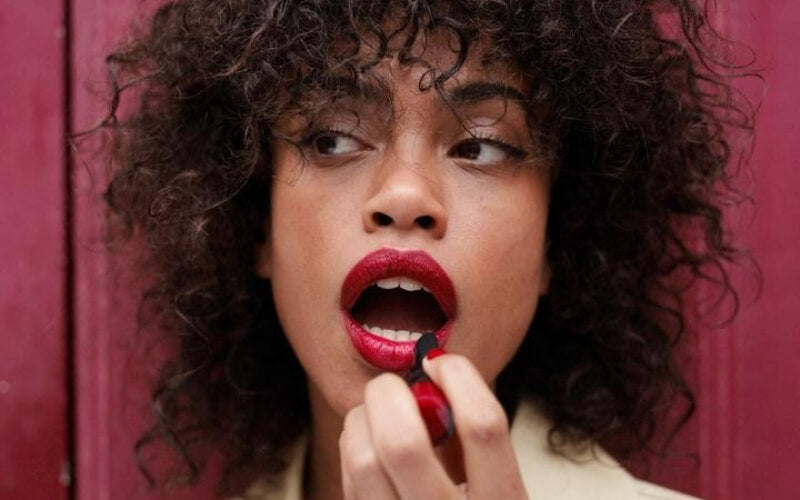 Maquillage bordeaux sur les lèvres et les ongles