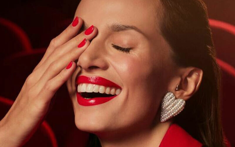 Comment bien porter le rouge à lèvres foncé ?