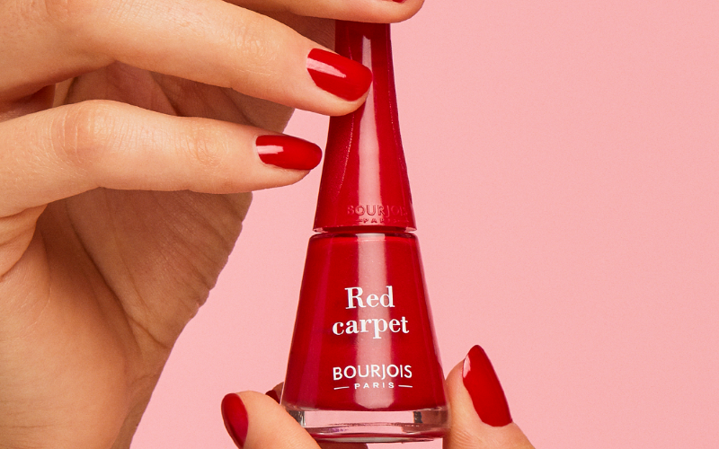 Vernis à ongles rouge : l'élégance parisienne