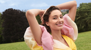 femme portant une base de teint Bourjois