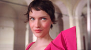 Femme avec les produits de maquillage iconiques Bourjois