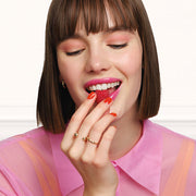 Look maquillage rose et vernis à ongles rouge