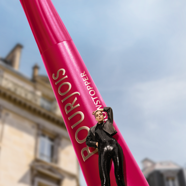 Femme devant un Mascara Showstopper Bourjois geant