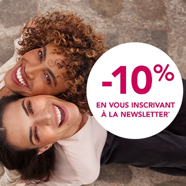 Deux femmes souriantes portant du maquillage Bourjois
