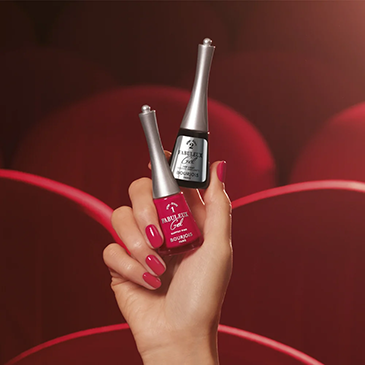 Main tenant deux flacons de vernis à ongles Fabuleux Gel Bourjois