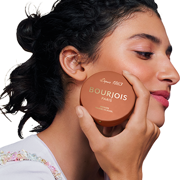 Femme tenant un boîtier de poudre de soleil Bourjois
