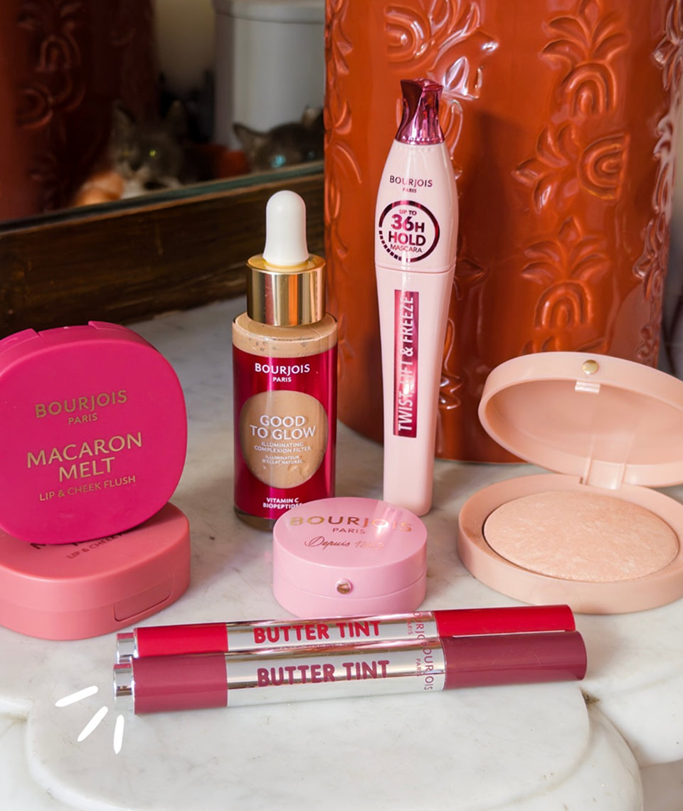 Assortiment de plusieurs produits de maquillage pour femme Bourjois